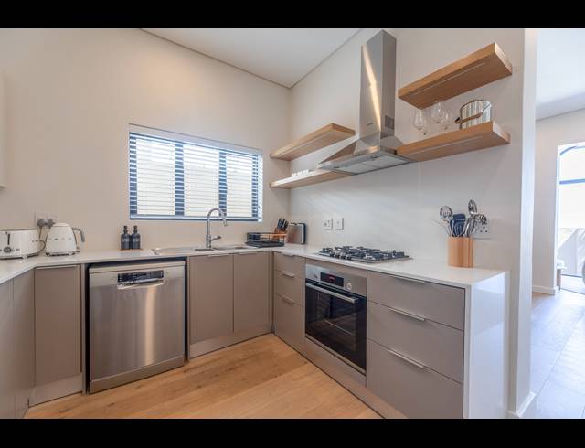 2 BEDROOM APARTMENT TO LET IN SEA POINT